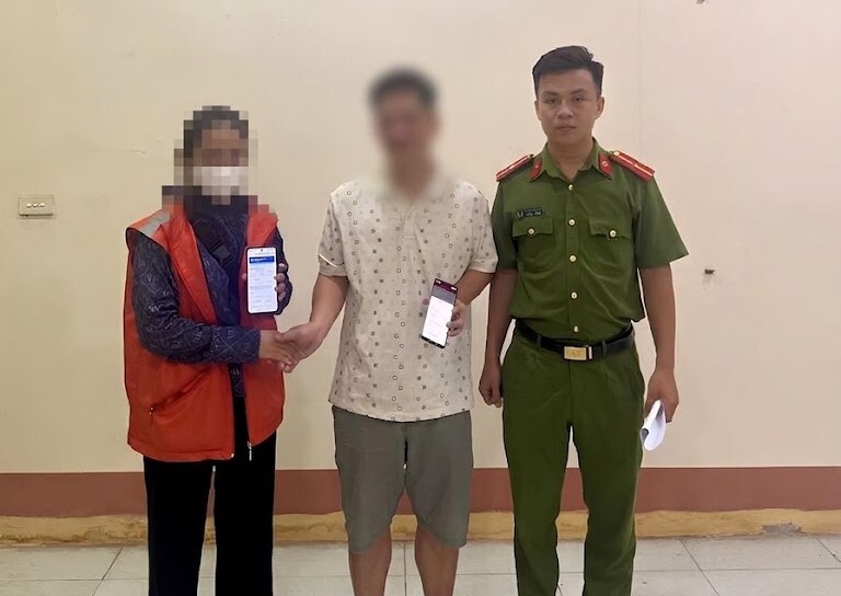 도안훙사 공안은 주민들이 잘못 송금한 1억 9천만 동을 돌려받도록 지원합니다. 사진: 푸토성 공안