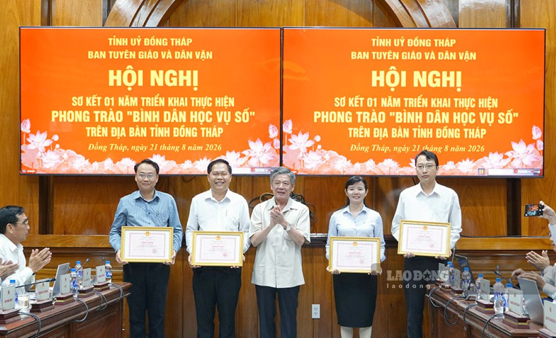 Provincial Party Secretary Ngo Chi Cuong awarded Certificates of Merit from the Chairman of the Provincial People's Committee to collectives with outstanding achievements. Photo: Dong Thap Provincial Electronic Information Portal