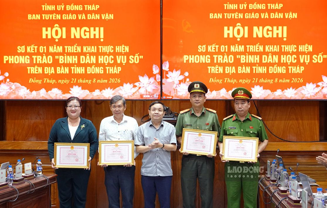 Phó Bí thư Thường trực Tỉnh ủy Phan Văn Thắng trao Bằng khen của Chủ tịch UBND tỉnh cho các tập thể đạt thành tích xuất sắc. Ảnh: Cổng thông tin điện tử tỉnh Đồng Tháp