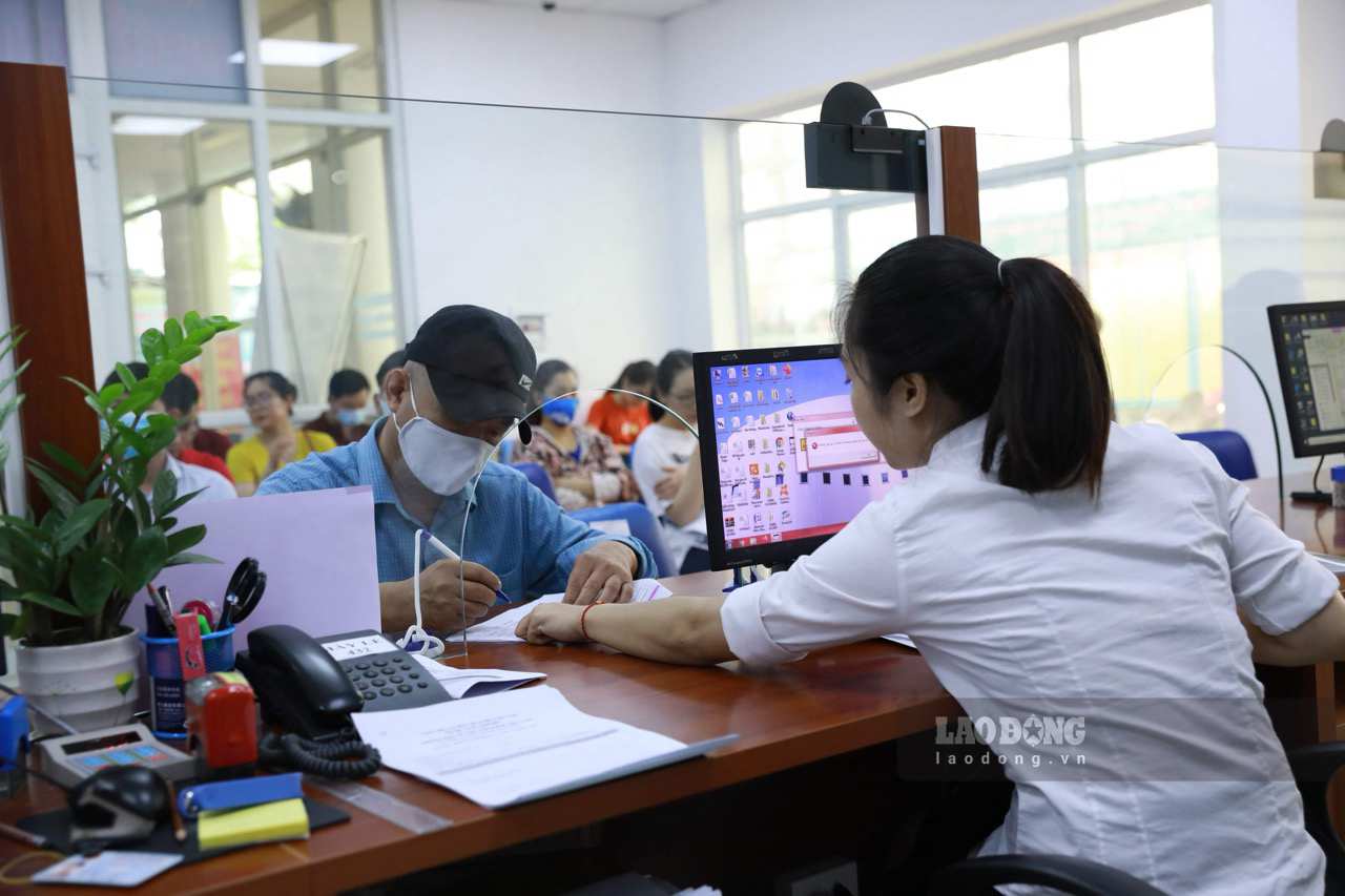 The procedure for receiving monthly allowances for people who do not meet the conditions to receive pensions has been simplified, creating convenience for people. Photo: Hai Nguyen