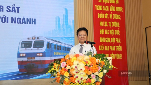 Ông Đặng Sỹ Mạnh - Chủ tịch Hội đồng thành viên VNR, lịch sử ngành Đường sắt không chỉ được ghi dấu bằng các công trình hay những đoàn tàu, mà trên hết được viết bằng mồ hôi, trí tuệ và cả máu xương của biết bao thế hệ cán bộ, công nhân lao động. Ảnh: Minh Hạnh