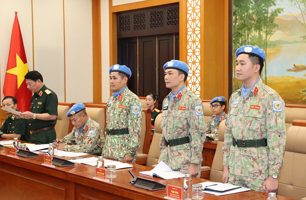 Military officers listen to the announcement of the President's decision to carry out the United Nations peacekeeping mission. Photo: Ministry of National Defense