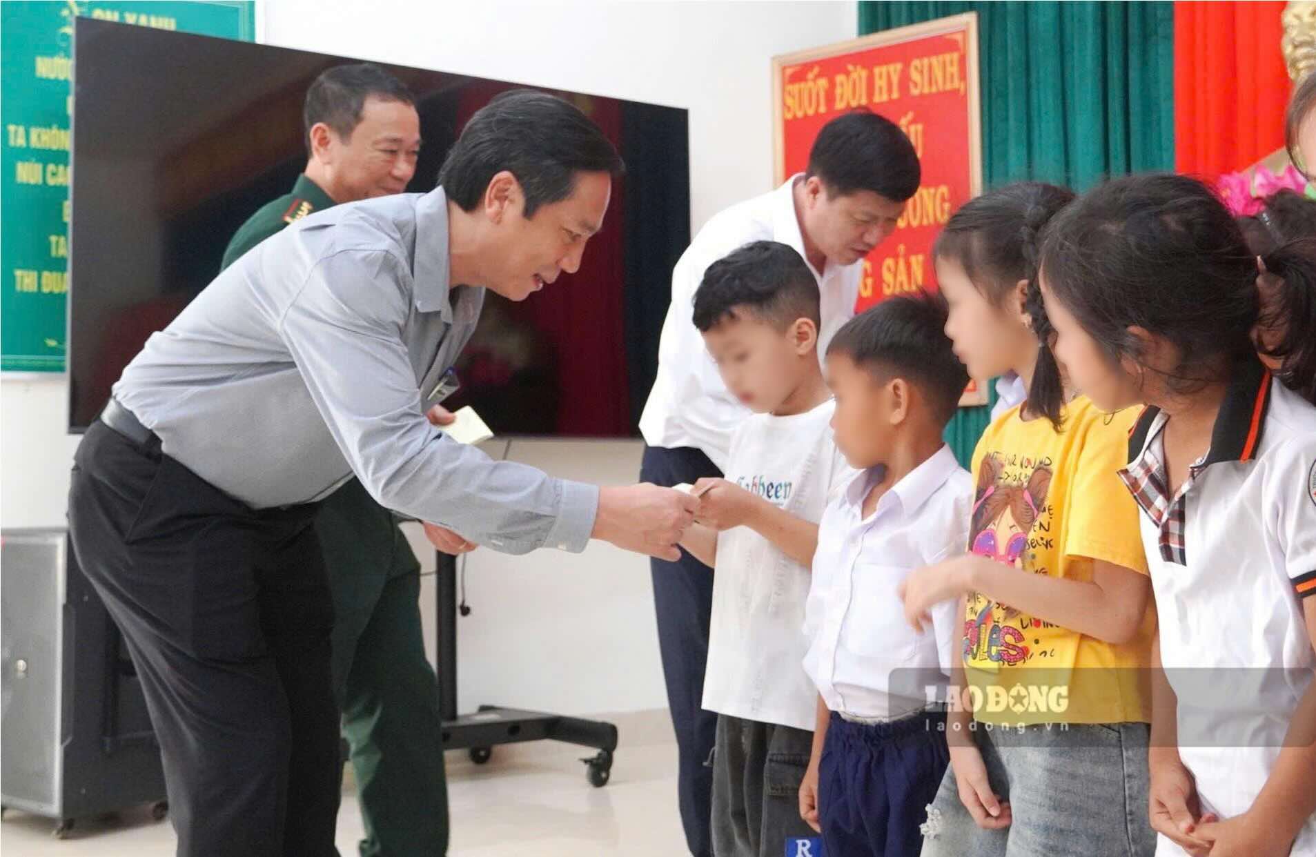 Students in difficult circumstances are given gifts before the new school year. Photo: Cong Sang
