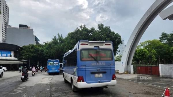 Decree 218/2026/ND-CP officially takes effect from August 10, 2026, and is expected to "eliminate" the situation of disguised contract cars picking up and dropping off passengers indiscriminately, turning streets into "illegal bus stations". Photo: Minh Hanh