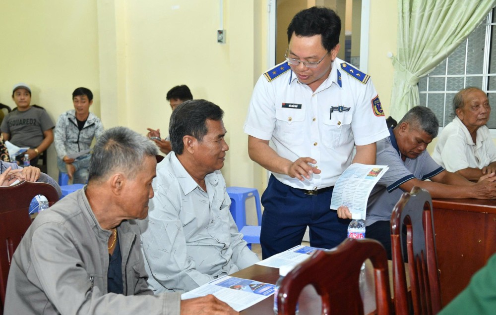 Cadres of Coast Guard Region 4 Command distribute leaflets to fishermen about combating IUU fishing. Photo: Coast Guard Region 4 Command