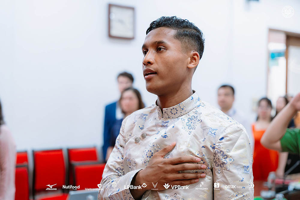 Nguyen Adou Leygley Minh officially receives Vietnamese citizenship, opening up more options for coach Kim Sang-sik in the Vietnamese national team's defense. Photo: CAHN Club
