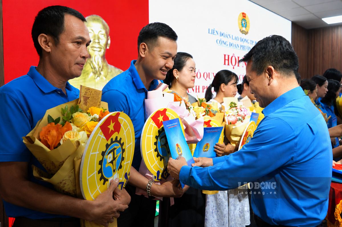 Mr. Nguyen Van Phiet - Vice Chairman of Hai Phong City Labor Federation presents the decision to establish grassroots trade unions to units. Photo: Mai Dung