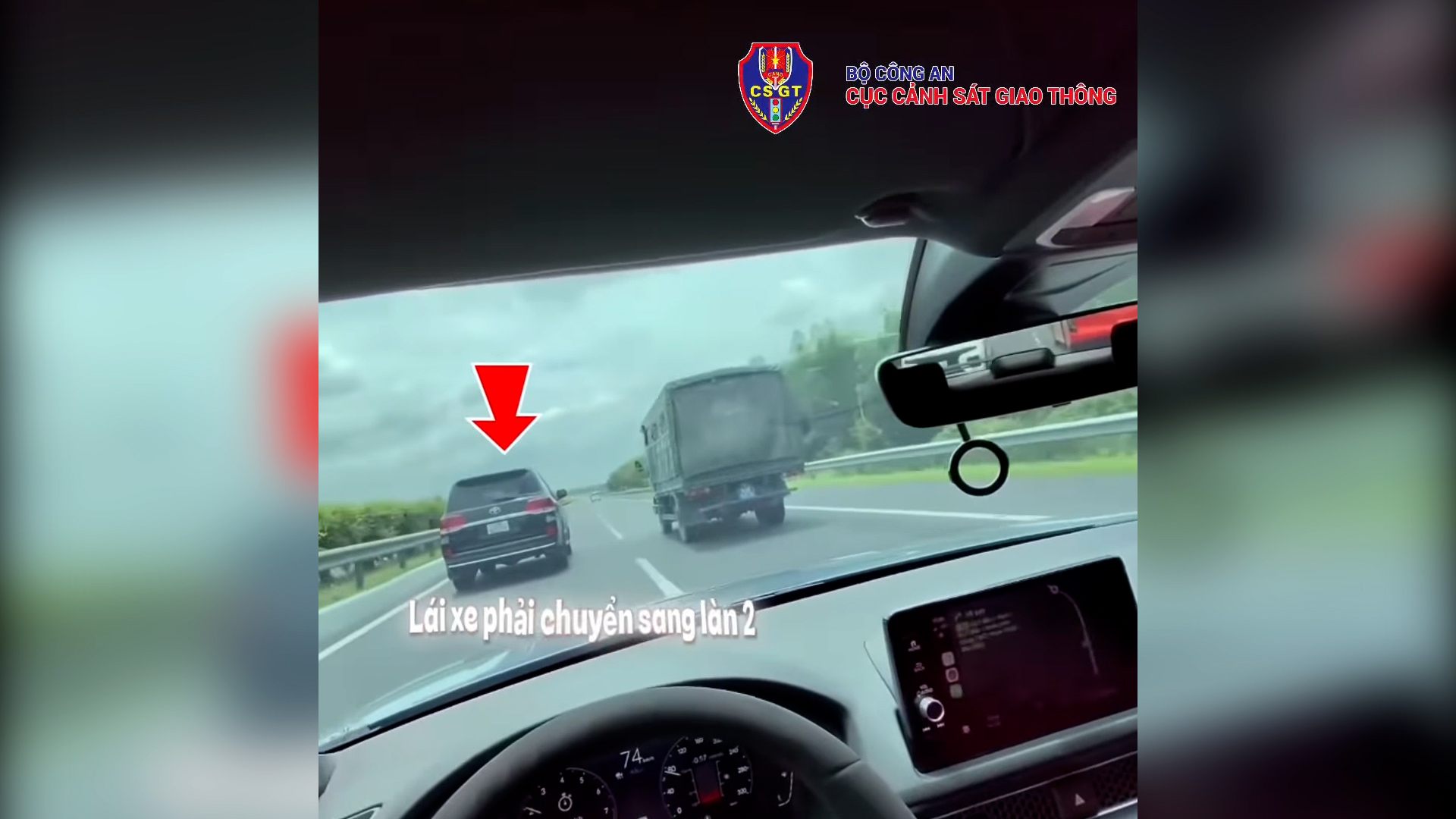 The Traffic Police Department requests drivers traveling on the two expressways to grasp information on overtaking lanes. Photo: Traffic Police Department
