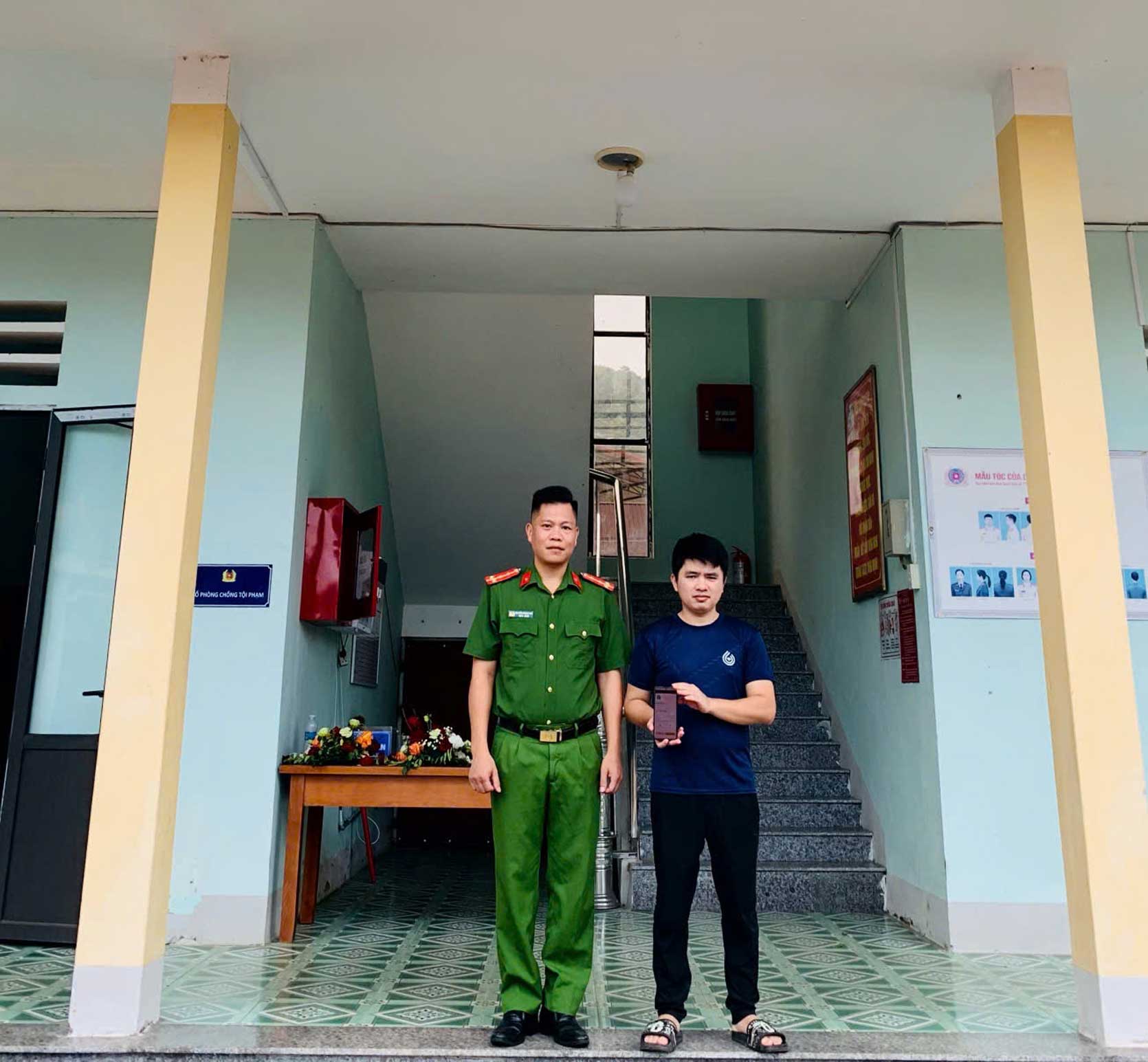 Beautiful action of Mr. Nguyen Tran Van when proactively returning 8 million VND mistakenly transferred. Photo: Tuyen Quang Provincial Police