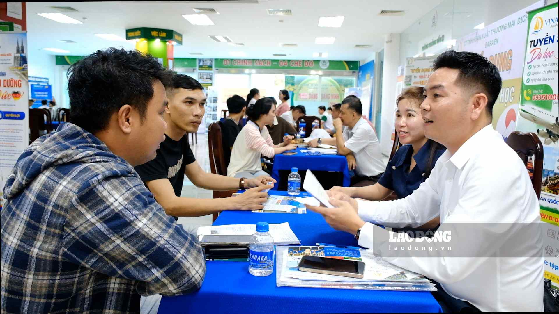 Opportunities for working abroad are wide open, businesses accelerate labor recruitment.