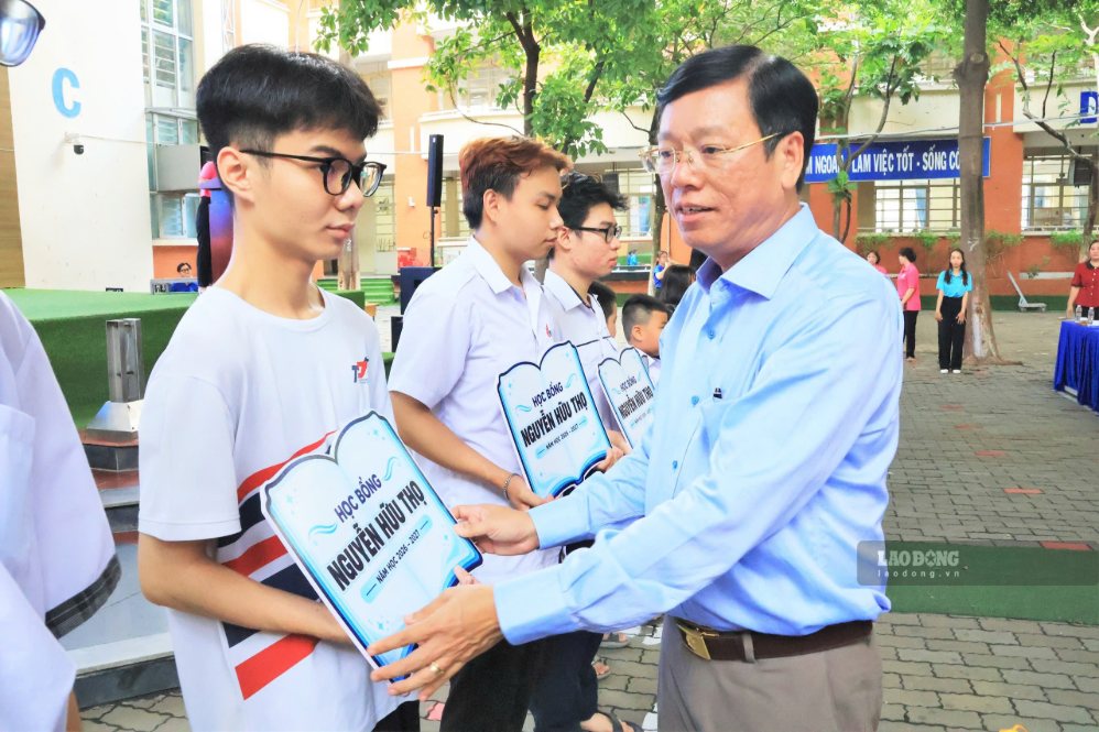 Ông Vũ Ngọc Tuất – Bí thư Đảng ủy, Chủ tịch HĐND phường Bình Thạnh trao học bổng cho học sinh tại ngày hội. Ảnh: Trúc Mai