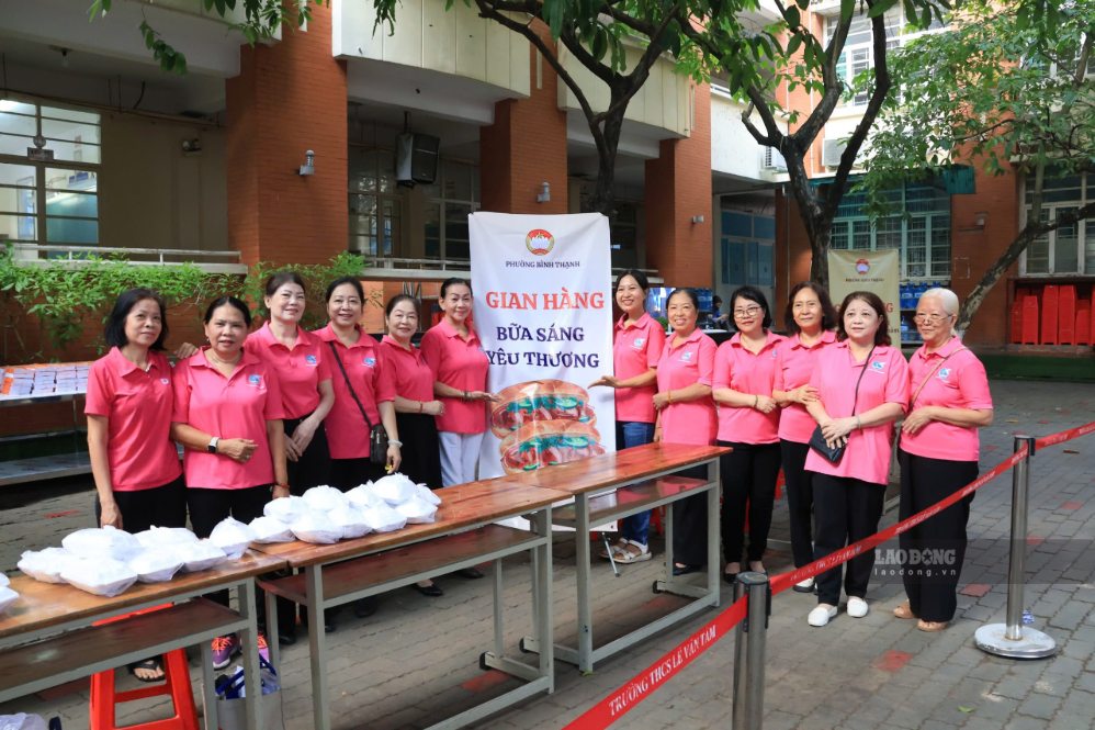 Gian hàng “Bữa sáng yêu thương”, Gian hàng “Nam giới tiên phong – Trao hành trang, gieo mầm bình đẳng” tặng cặp, sách, bút, viết cho học sinh tại ngày hội. Ảnh: Trúc Mai