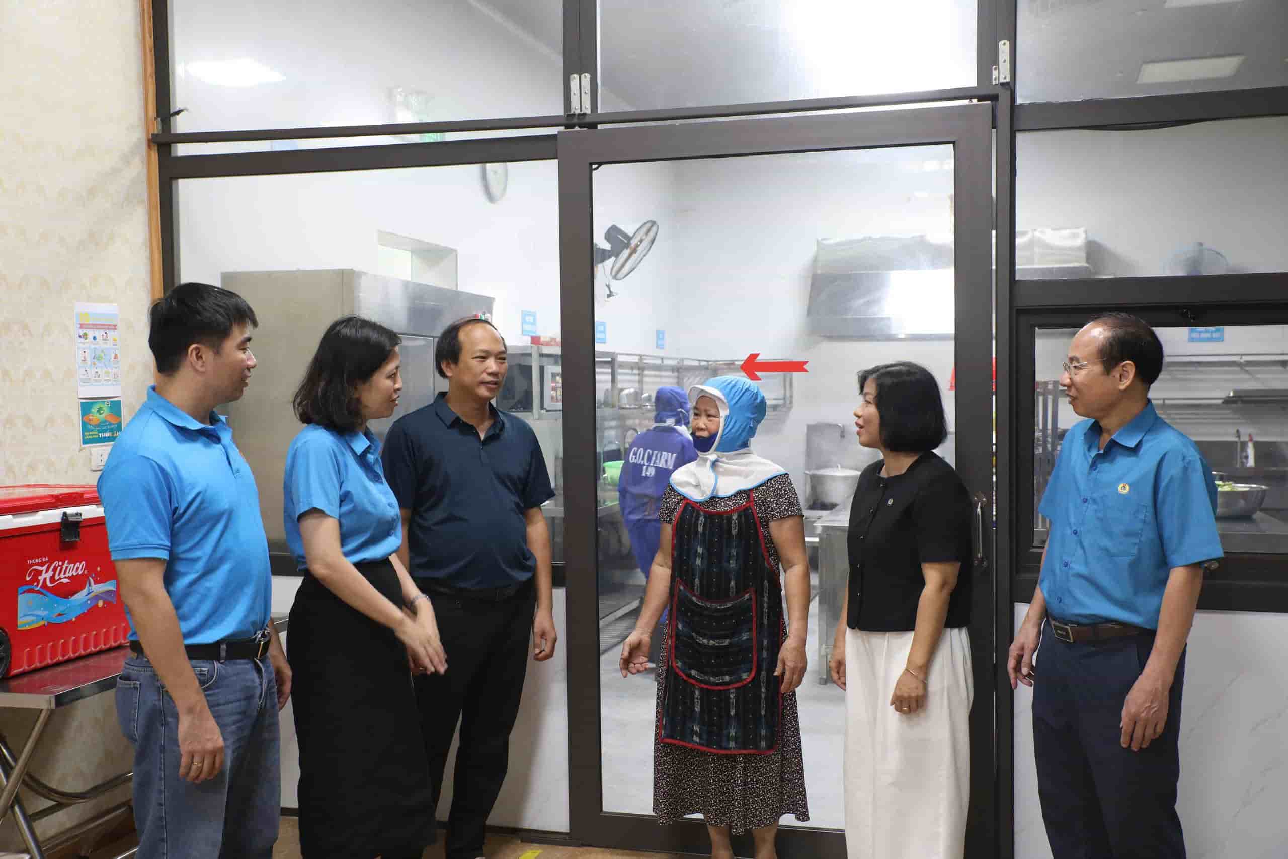 The working delegation also directly surveyed the kitchen area at the enterprise, observed the organization and processing process,... Photo: Quyet Chien/Provincial Labor Federation.