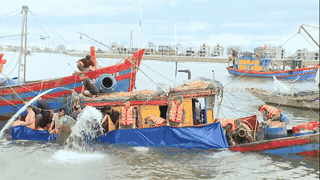 Quang Tri Border Guard rescues sunken fishing boat while anchored at wharf. Photo: Nhat Le Border Guard