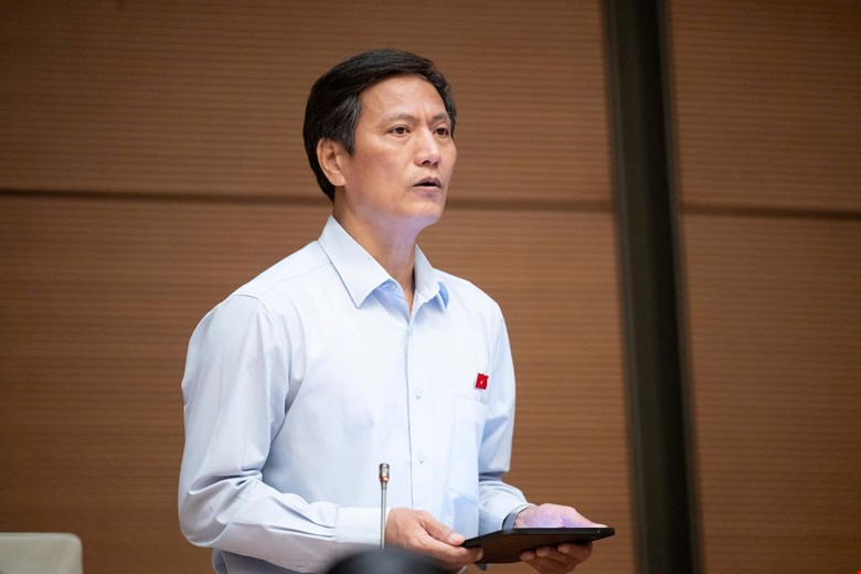 Delegate Vuong Kim Anh said that it is necessary to clearly state in the law the principle that the ownership of apartments of people does not end just because the apartment building has expired or must be demolished. Photo: Quochoi. vn