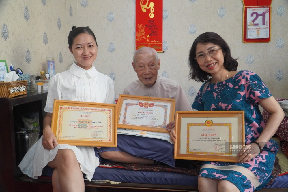 Ms. Nguyen Thi Kieu Oanh (eldest daughter, blue shirt) and Ms. Nguyen Thi Kieu Lien (youngest daughter, white shirt) both joined the Party following in their father's footsteps. Photo: Minh Tam