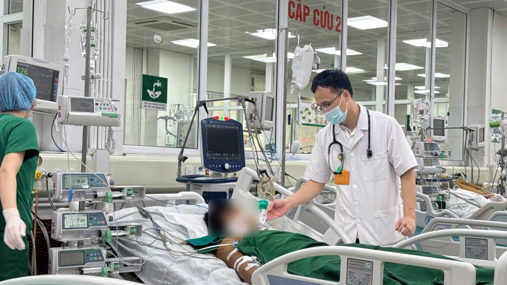 Emergency treatment for a young man in a deep coma after a long time of drinking traditional medicine bought online of unknown origin. Photo: Provided by the National Hospital for Tropical Diseases