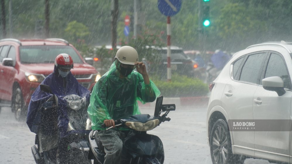 Weather forecast for tomorrow, August 22, Hanoi heavy rain. Photo: Minh Vu