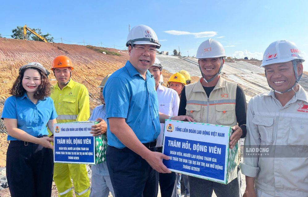 Chủ tịch Công đoàn Điện lực Việt Nam Đỗ Đức Hùng tặng quà đoàn viên, CNVCLĐ đang thi công tại Dự án Nhà máy thủy điện Trị An mở rộng. Ảnh: HAC