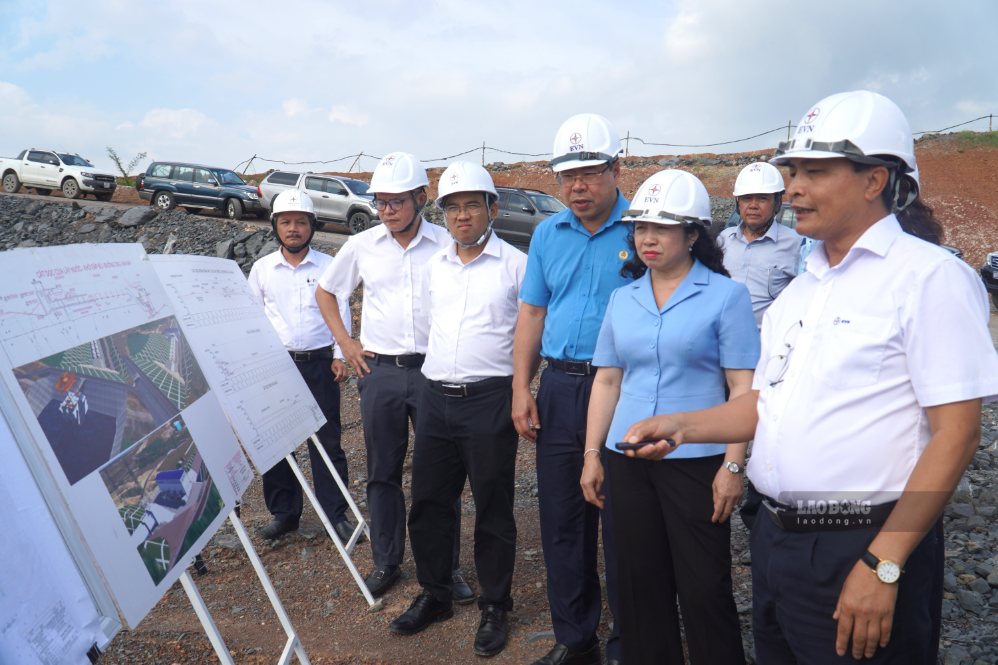 Phó Chủ tịch Tổng LĐLĐVN Thái Thu Xương kiểm tra tiến độ dự án Nhà máy Thủy điện Trị An mở rộng. Ảnh: HAC