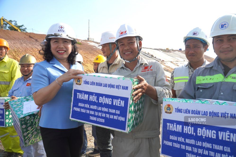 Vice President of the Vietnam General Confederation of Labor Thai Thu Xuong presents gifts to union members, workers, civil servants, and laborers constructing the Tri An Hydropower Plant expansion project. Photo: HAC