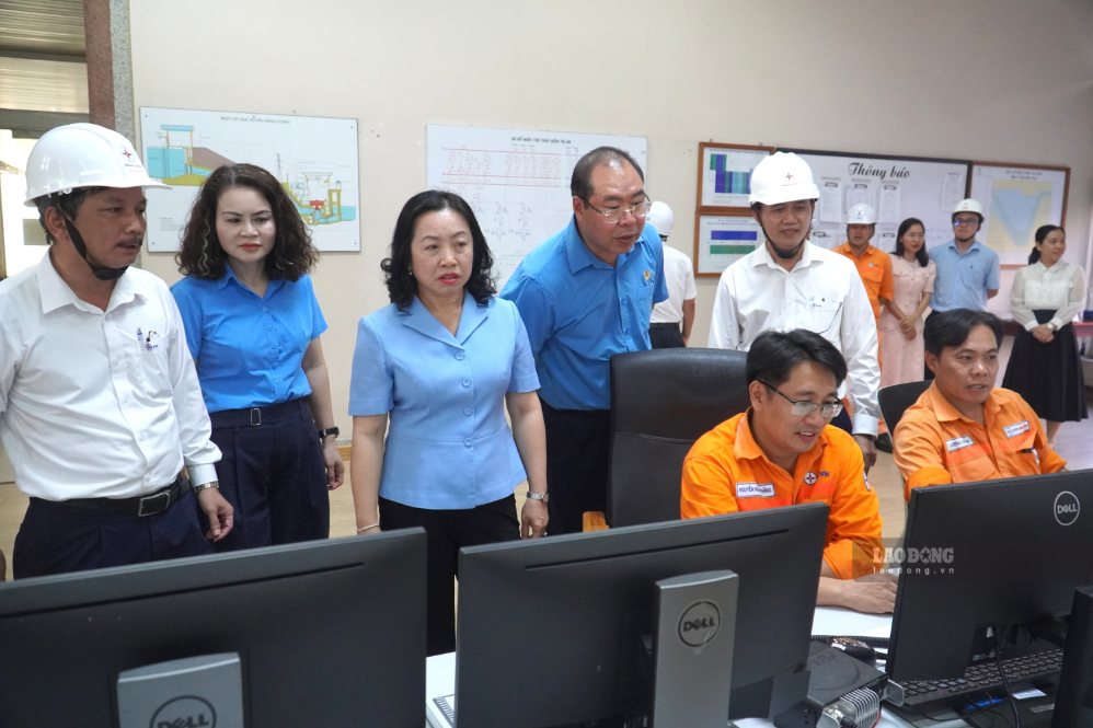 Trong chuyến thăm, Phó Chủ tịch Tổng LĐLĐVN Thái Thu Xương cùng đoàn công tác cũng đã đến thăm hỏi, động viên, tặng quà đoàn viên, CNVCLĐ đang làm việc tại Nhà máy Thủy điện Trị An hiện hữu.
