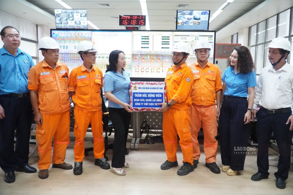 Phó Chủ tịch Tổng LĐLĐVN Thái Thu Xương tặng quà đoàn viên, CNVCLĐ đang làm việc tại Nhà máy Thủy điện Trị An hiện hữu. Ảnh: HAC