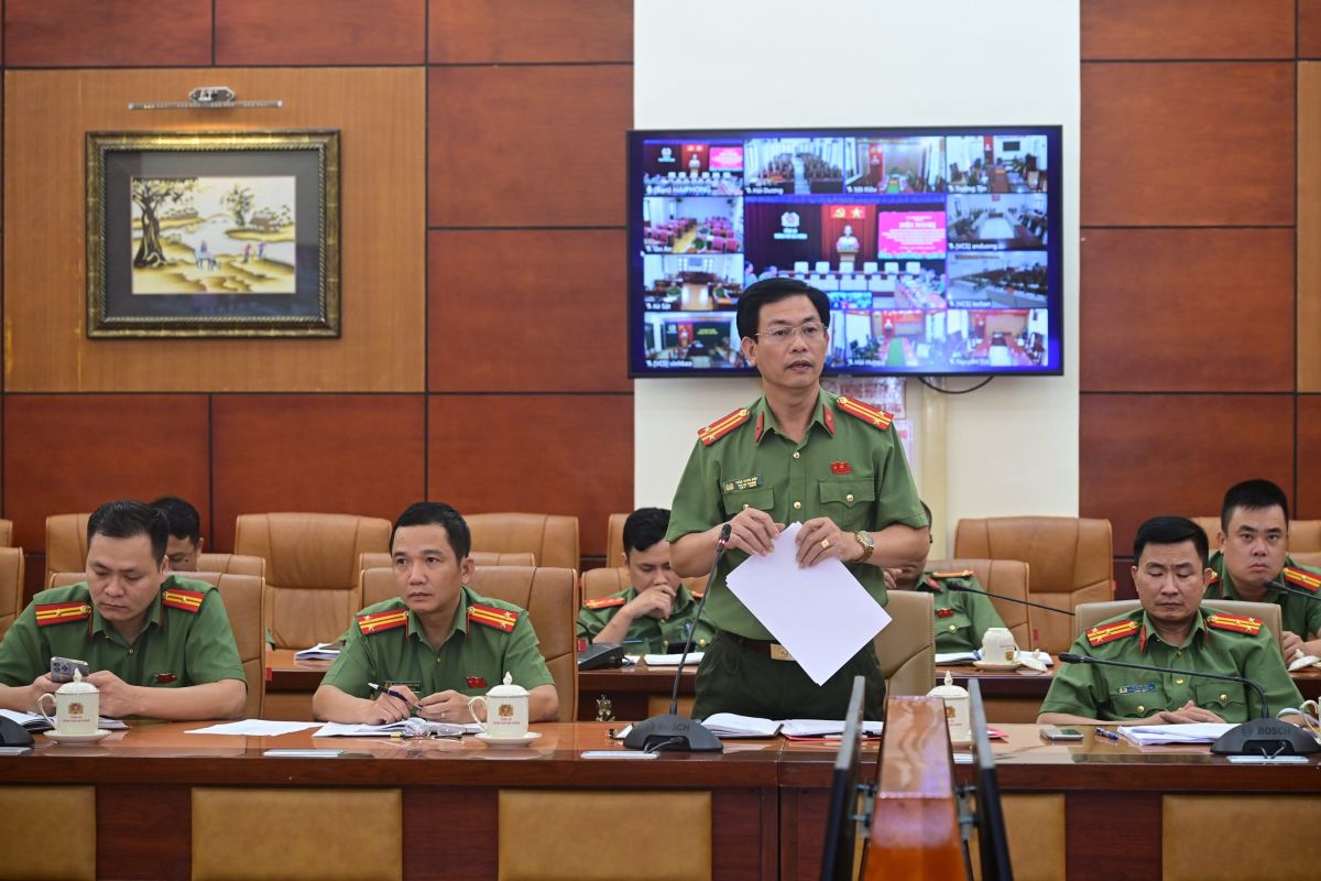 Đại diện Thanh tra Công an thành phố công bố quyết định. Ảnh: Công an TP Hải Phòng