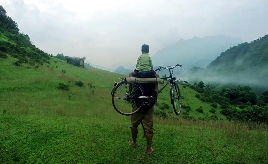 Scene from the movie "Father and Son" by director Luong Dinh Dung, a movie with a unique and interesting storytelling style. Photo provided by the director