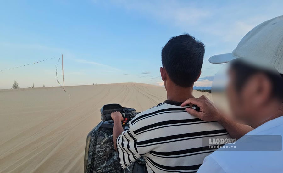 Male driver without license driving passenger car moving on sand dunes. Photo: Nguyen Luan