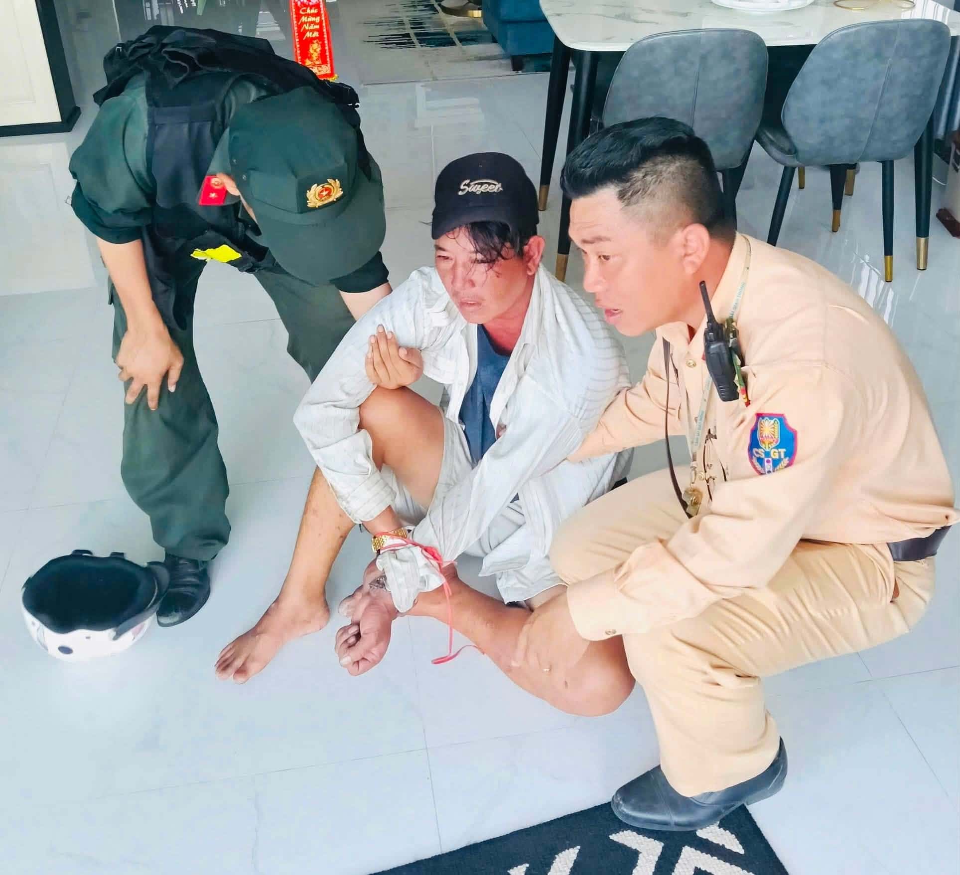 Lực lượng chức năng đã nhanh chóng bắt đối tượng trộm điện thoại của người dân. Ảnh: CSGT Khánh Hòa