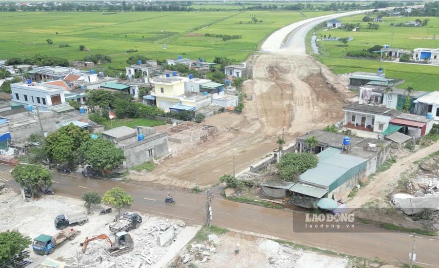 Site clearance work for route No. 3 of the Project to invest in building main roads connecting functional areas in Thai Binh Economic Zone is gradually being completed. Photo: Ha Vi