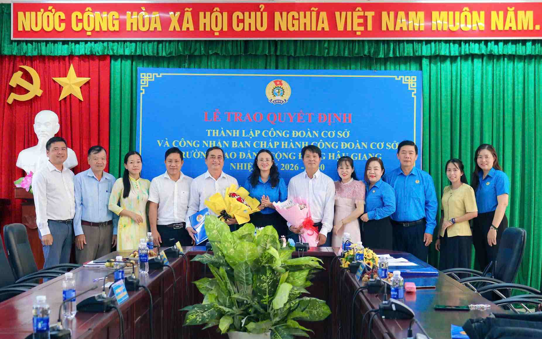 Awarding ceremony of the decision to establish the Grassroots Trade Union and recognize the Executive Committee of the Grassroots Trade Union of Hau Giang Community College, term 2026 - 2030. Photo: Can Tho City Labor Federation