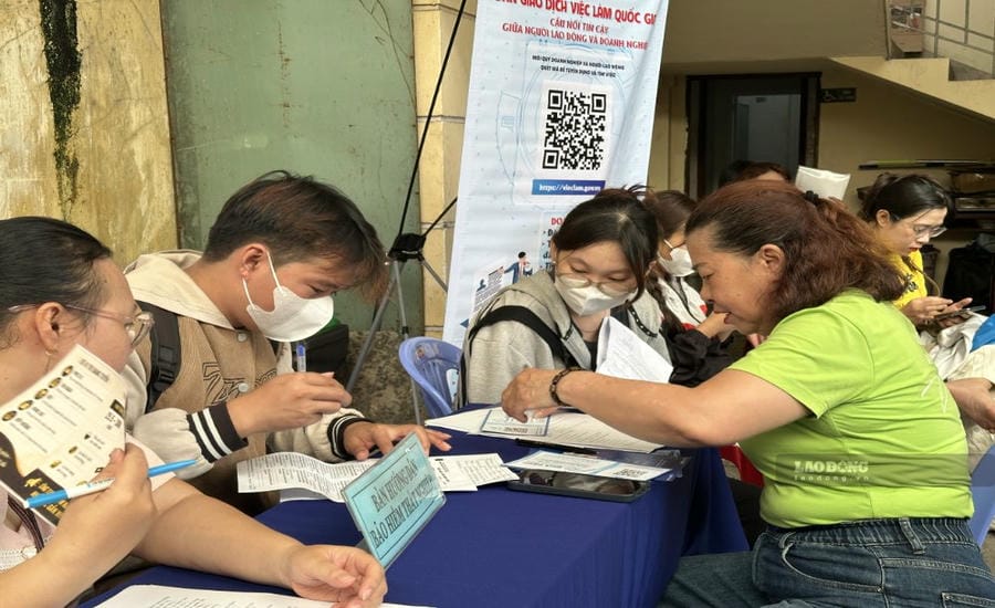 Officials of the Ho Chi Minh City Employment Service Center guide workers to complete dossiers, support access to online services and data digitization. Photo: Minh Tam