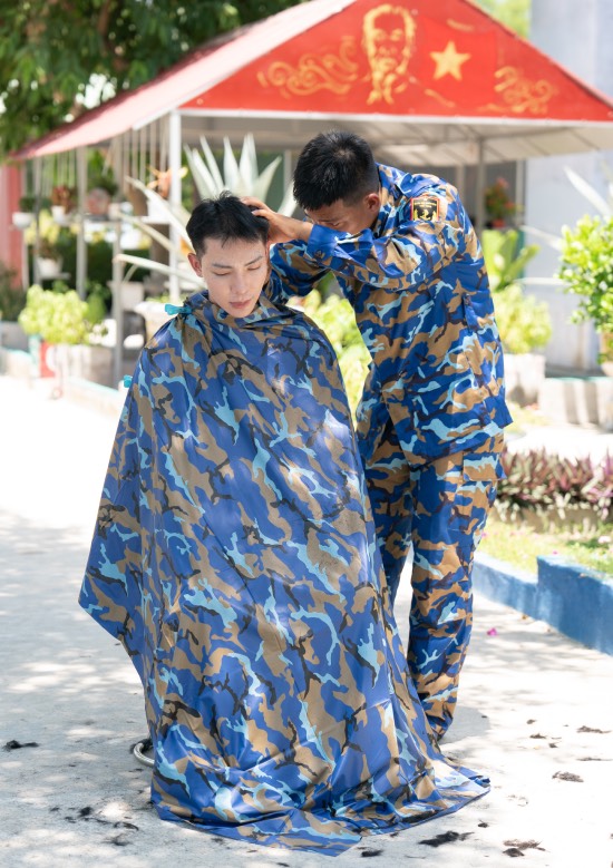 Erik “buồn thiu” khi được đồng chí Lộc cắt tóc. Ảnh: Ê-kíp cung cấp.