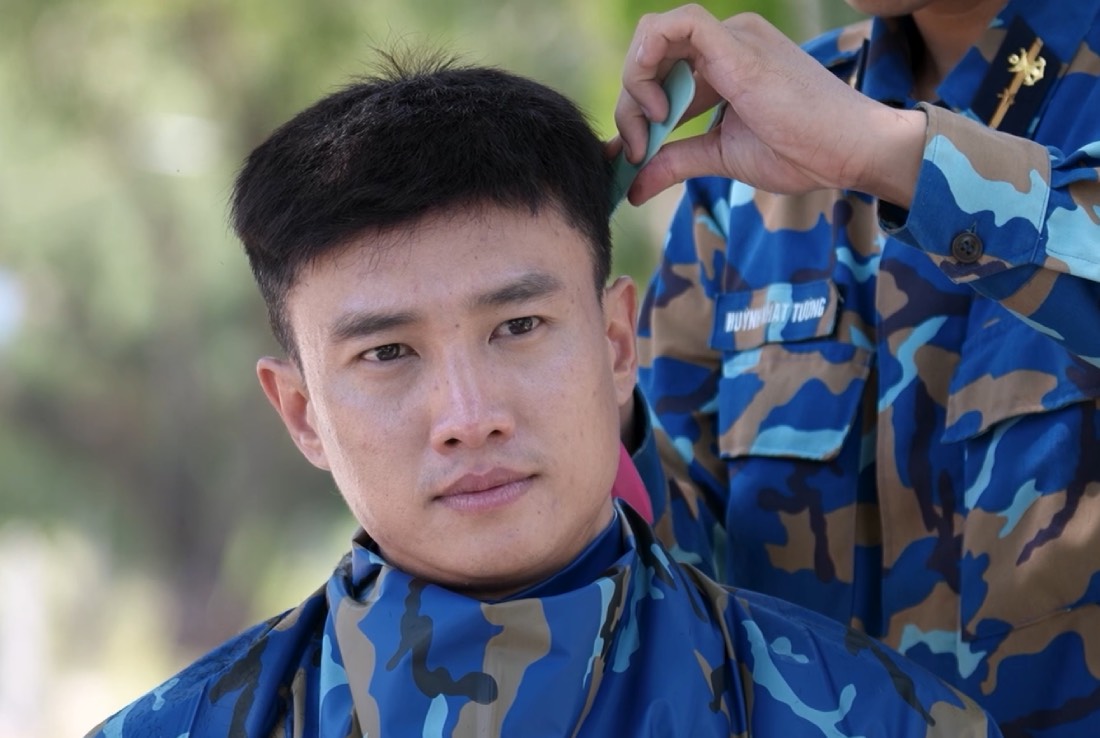 Dù đã chủ động cắt tóc trước khi nhập ngũ, Quốc Trường tiếp tục phải cắt ngắn hơn để đúng “chuẩn quân đội“. Ảnh: Ê-kíp cung cấp.