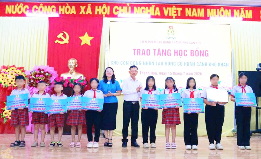 Can Tho Trade Union awards scholarships to children of union members and workers before the new school year. Photo: Can Tho Trade Union