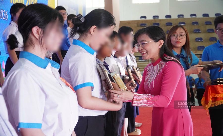 Vice Chairman of Dong Nai City Labor Federation Bui Thi Bich Thuy presents symbols to students commended "Good Student - Good Living". Photo: HAC