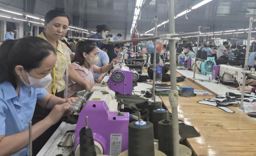 Ms. Ngo Thi Loan (standing), Head of the Garment Team, Central Enterprise (Company 19.5). Photo: Character provided
