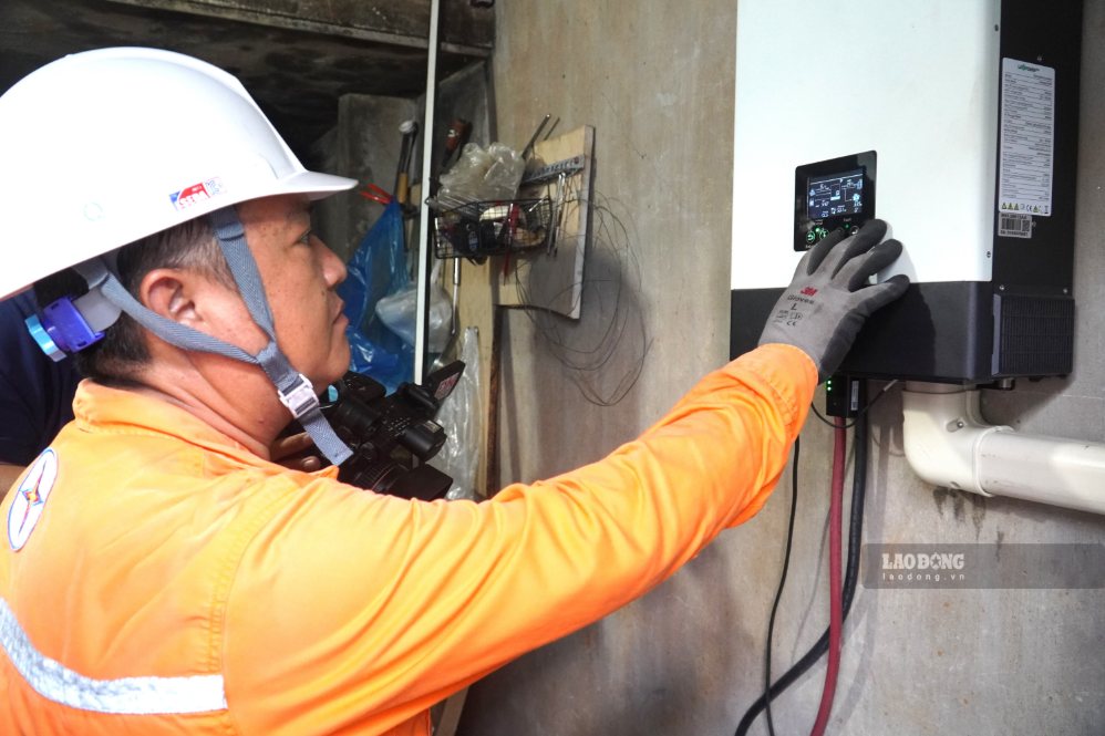 Lắt đặt điện năng lượng mặt trời mái nhà giúp tiết kiệm tiền điện hàng tháng, góp phần giảm áp lực cho hệ thống điện và thúc đẩy xu hướng sử dụng năng lượng sạch. Ảnh: HAC