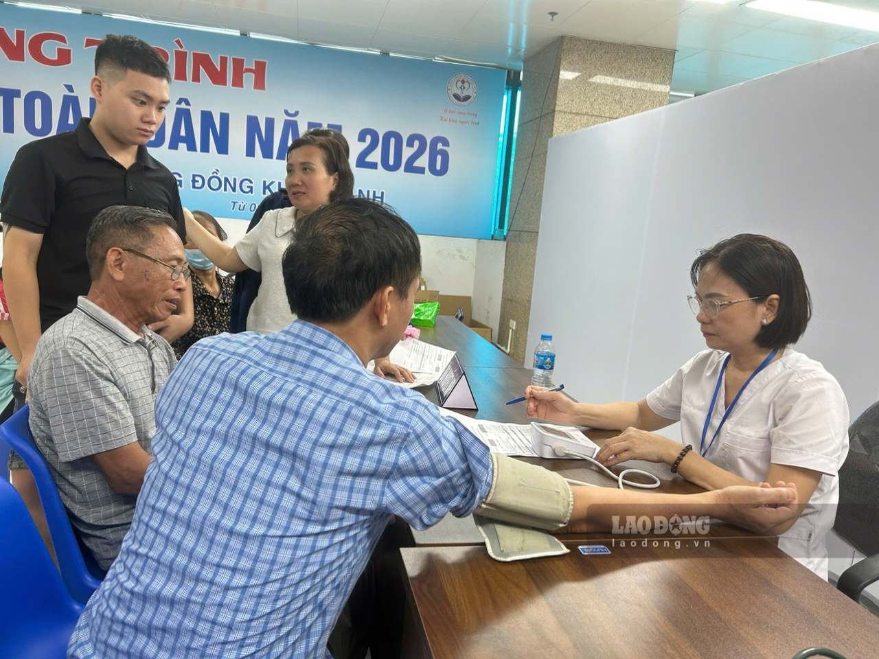 Vietnam Social Security has just guided on changing the place of registration for initial health insurance examination and treatment. Pictured are people taking free health check-ups at medical facilities. Photo: Thuy Linh