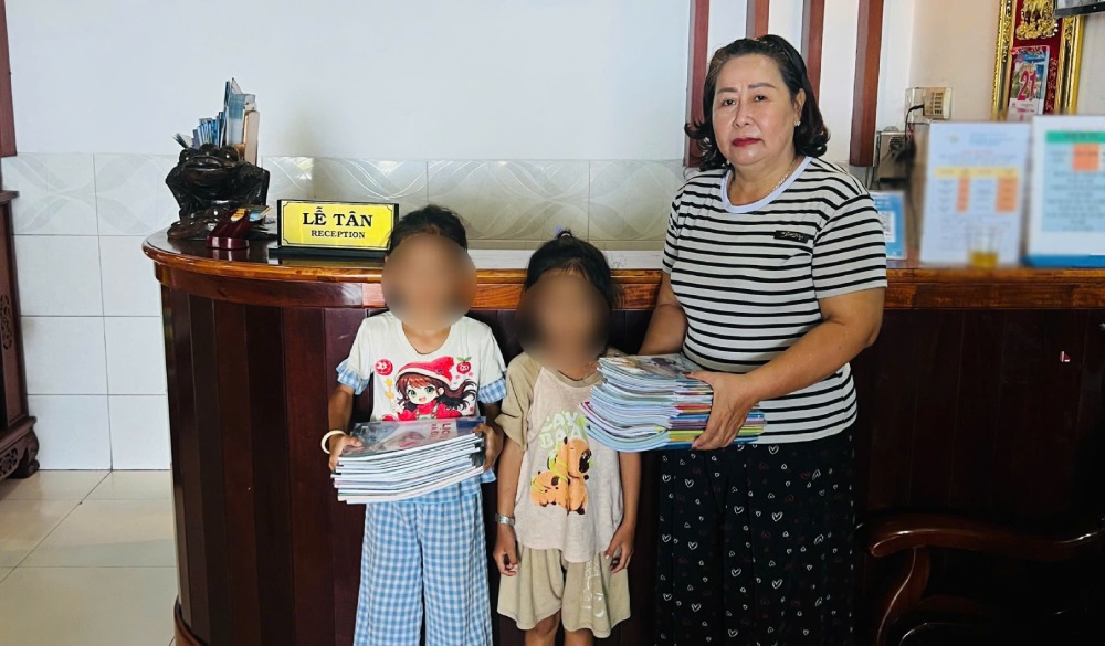 2 sets of textbooks provided by Ms. Dinh Thi Thanh Thuy and philanthropists have just supported difficult cases in Phu Quoc. Photo: Thuy Dinh provided