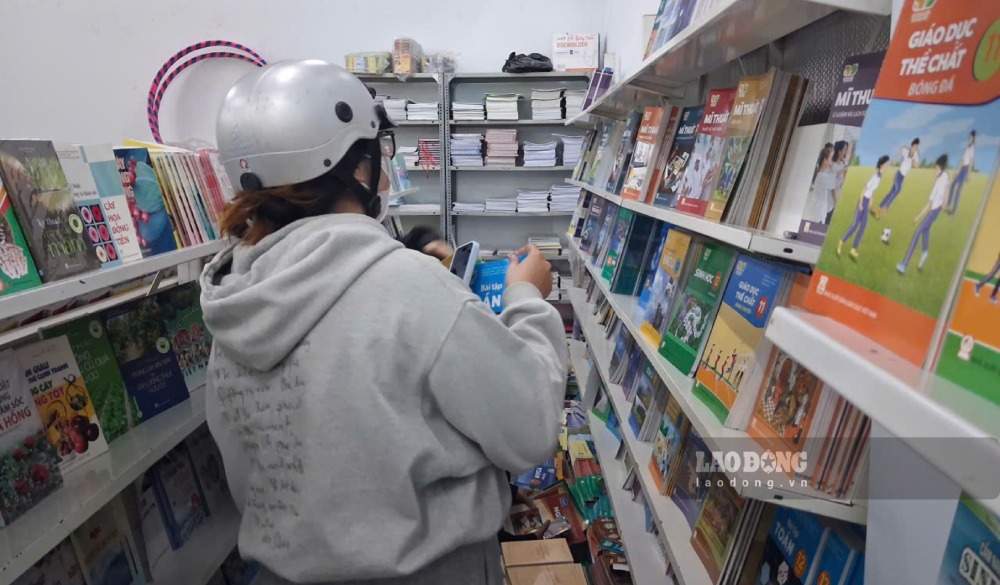 Phụ huynh đến nhà sách tìm mua sách cho con. Ảnh: Nguyên Anh