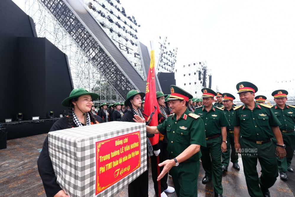  Trung tướng Lê Văn Hướng động viên các lực lượng tham gia. Ảnh: Anh Tú
