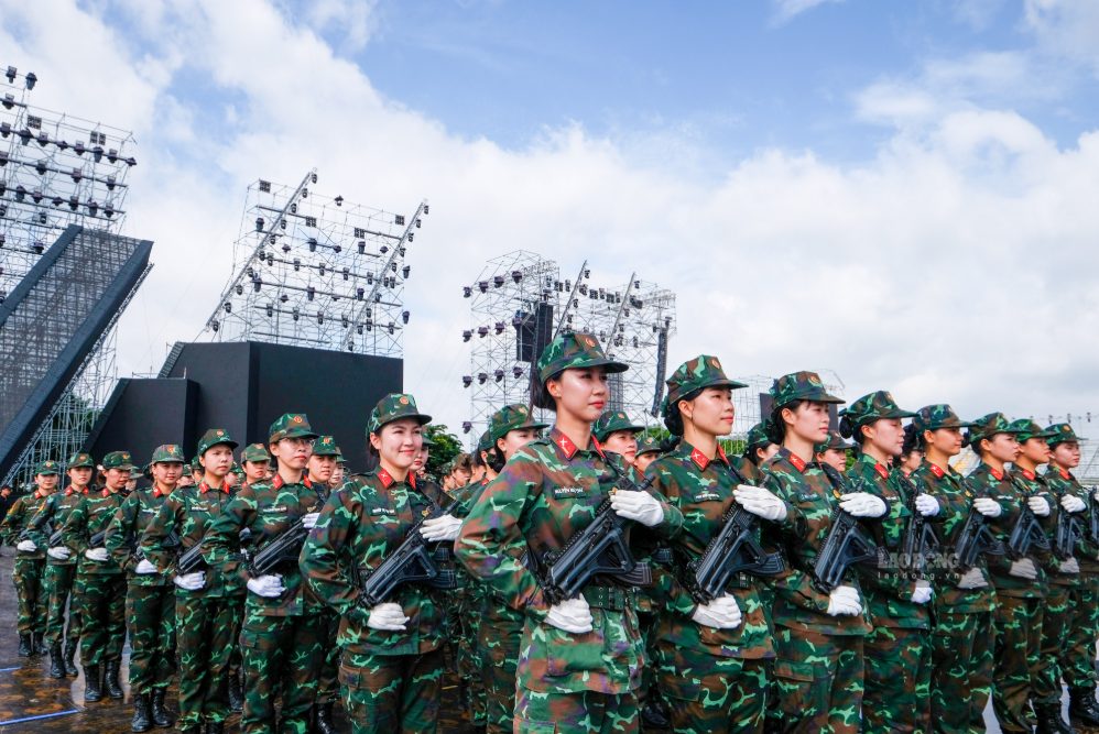 81 “bông hồng thép” thuộc Khối Nữ sĩ quan Gìn giữ hòa bình đang nỗ lực tập luyện tại Lữ đoàn Công binh 25 ở TP. Đồng Nai. 