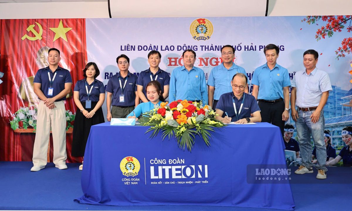 Representatives of the Company's Board of Directors and the Company's Trade Union Executive Committee sign a commitment to cooperate. Photo: Lan Hanh