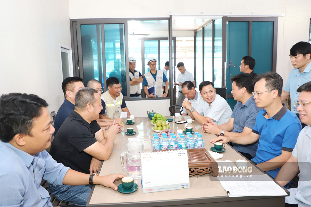 Phó Chủ tịch UBND tỉnh LÀO CAI Nguyễn Thành Sinh làm việc với các mỏ đá. Ảnh: Linh Vũ
