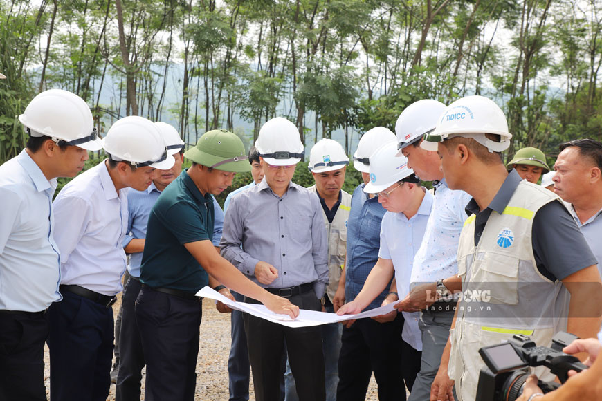 Lao Cai Provincial working delegation inspects the reality at the stone mine. Photo: Linh Vu