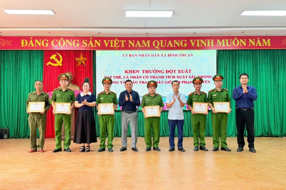 Leaders of Binh Thuan Commune People's Committee, Son La province commend individuals with achievements in arresting subjects using and possessing drugs. Photo: Binh Thuan Commune Police
