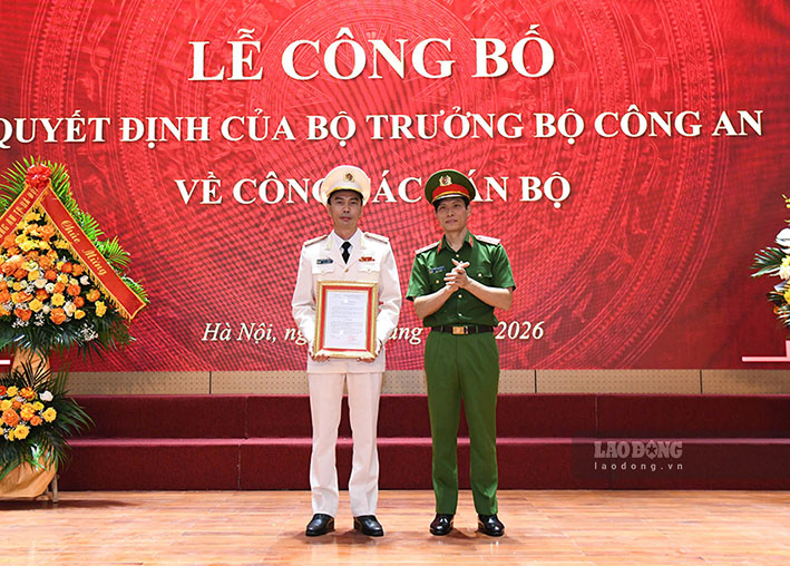 Thiếu tướng Ngô Thanh Bình trao quyết định điều động với Đại tá Trương Văn Hồng. Ảnh: Huy Hà